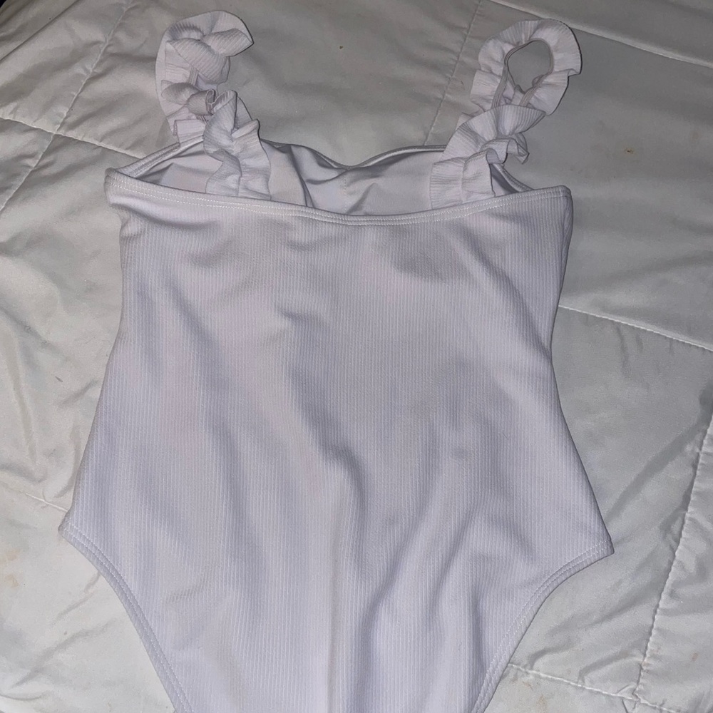 Beautiful White Ribbed One Piece Bathing Suit with Ruffled Shoulder Straps, Sm - Picture 4 of 7